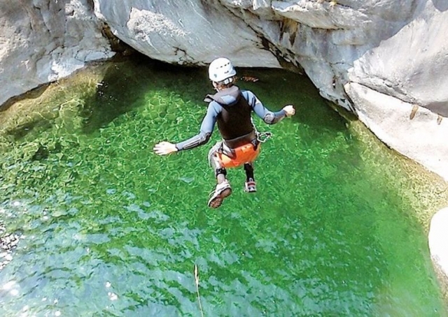 Discover canyoning